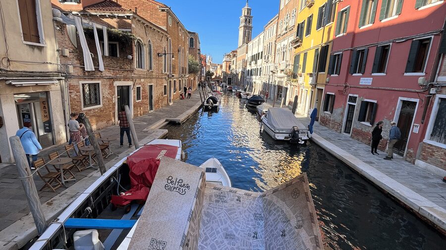 Venice City Escape: "The beggar and the cloak" - A cloak, a beggar, and a different way to see Venice