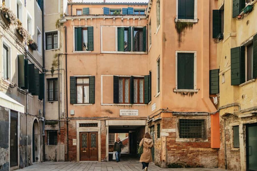 Venice: City Highlights Tour with St Mark's and Gondola Ride - Key points at a glance