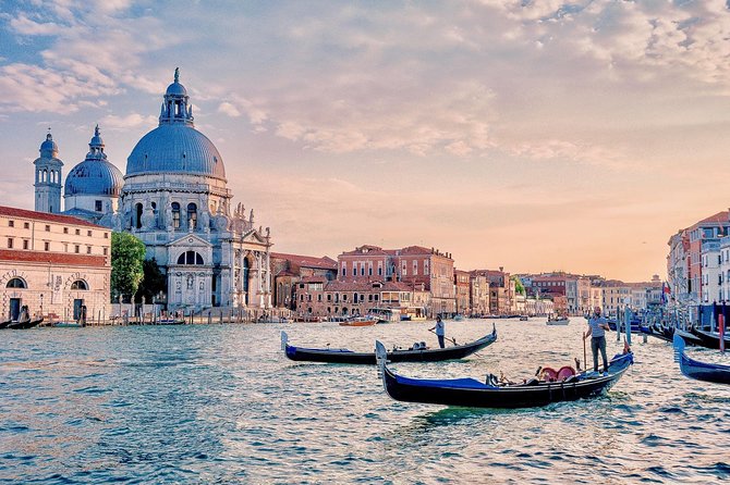 Venice: Classic 30-Minute Gondola Ride Through the Canals - Key points before you book