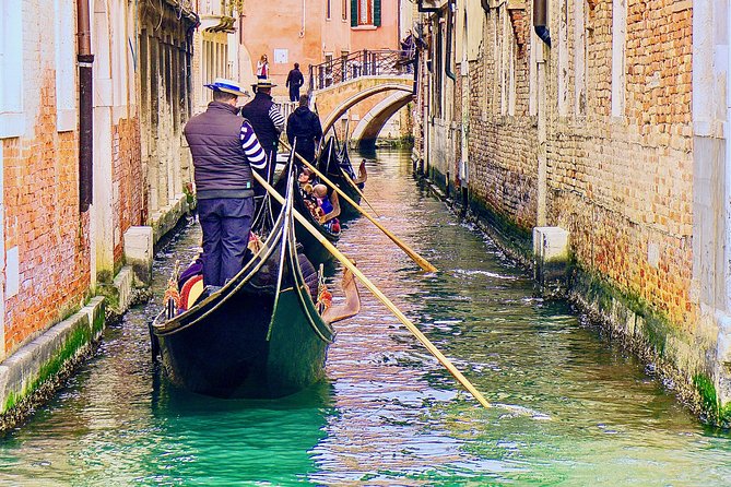 Venice: Classic 30-Minute Gondola Ride Through the Canals - Silent canals, conversation, and the serenade option