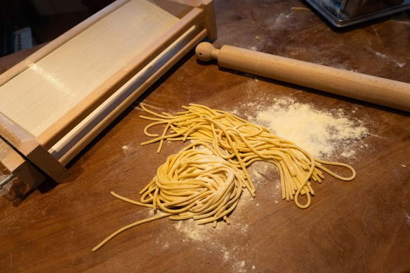 Venice: Cooking Class + Guitar Concert at Chef's Francesco - Starting with wine, nibbles, and a local welcome