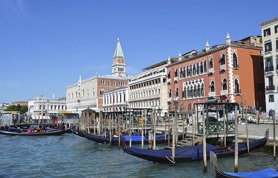 Venice: Doge's Palace and Basilica Skip-the-Line Guided Tour - Walking toward Rialto Bridge