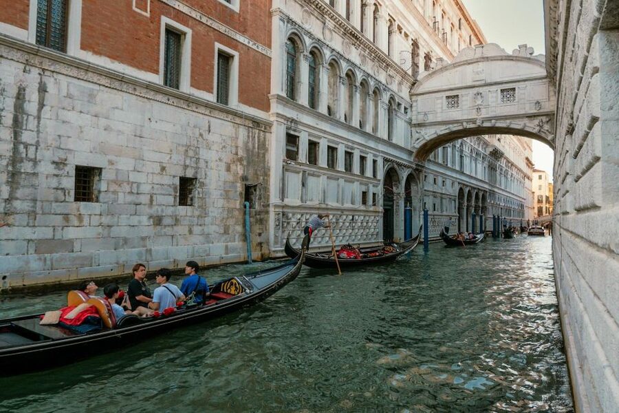 Venice: Doge's Palace and Basilica Tour with Gondola Ride - Two sides of Venice in 2.5 hours
