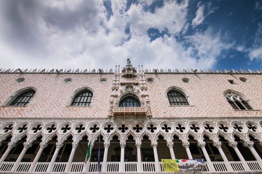 Venice: Doge's Palace and Basilica Tour with Gondola Ride - Why the guided pace matters