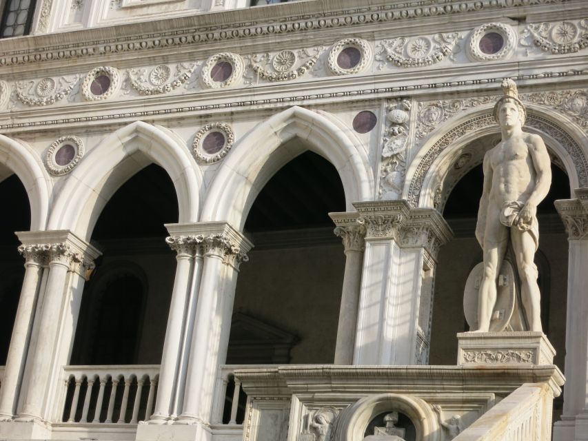 Venice: Doge's Palace and Basilica Tour with Gondola Ride - Clothing, bags, and arrival planning