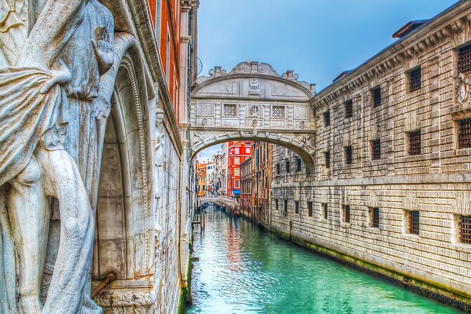 Venice: Doge's Palace and St. Mark's Basilica Fast Access Tour - Finding the guide and staying on schedule