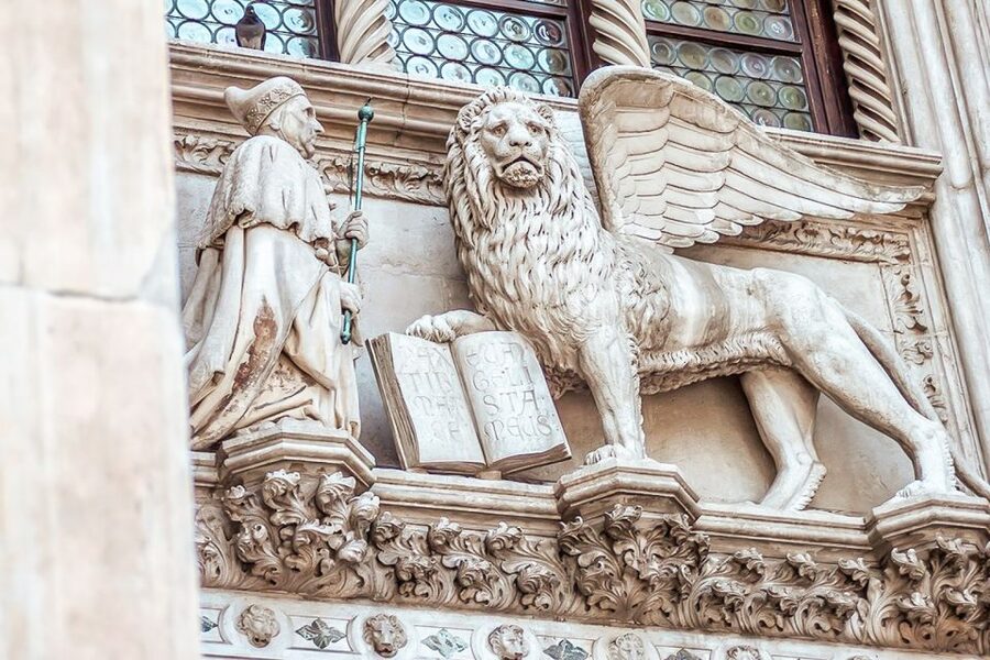 Venice: Doge's Palace and St. Mark's Basilica Tour - Crossing the Bridge of Sighs into the prison