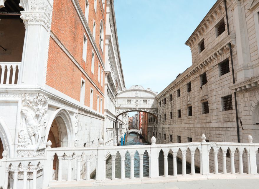 Venice: Doge's Palace and St. Mark's Basilica Tour - Choosing the right language and guide experience