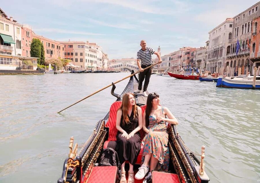 Venice: Doge's Palace and St Mark's Tour with Gondola Ride - Doge’s Palace and the machinery of Venice