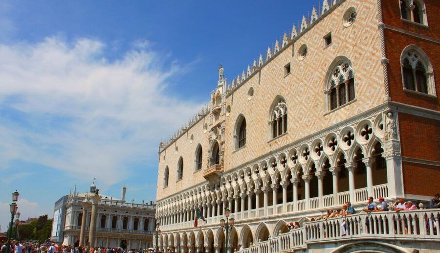 Venice: Doge's Palace, Bridge of Sighs & Prisons Guided Tour - Timing, group size, and sound equipment