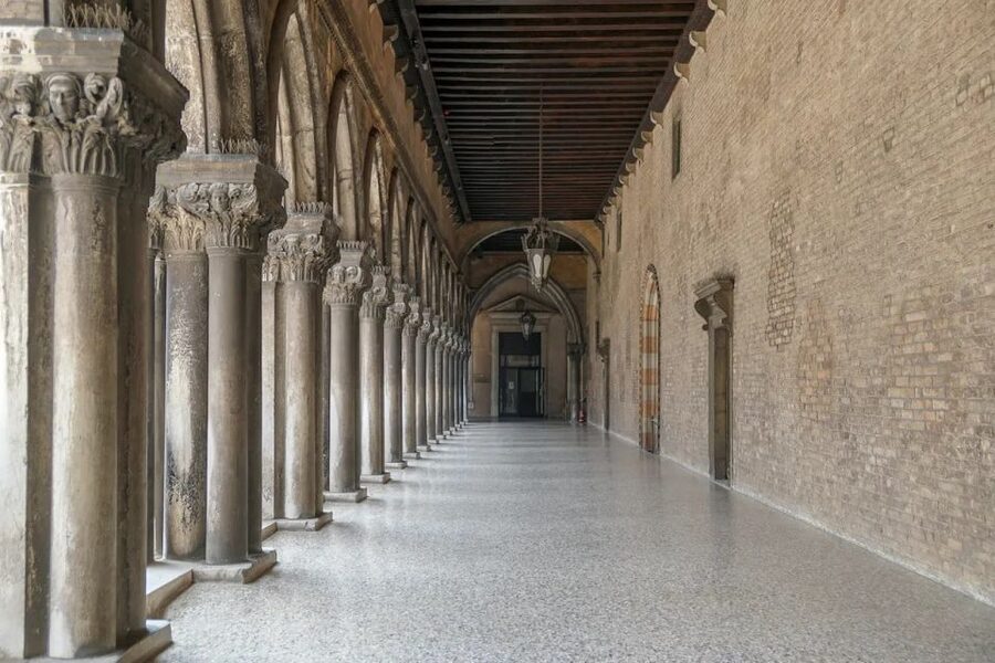 Venice: Doge's Palace & Bridge of Sighs Small Group Tour - Crossing the Bridge of Sighs