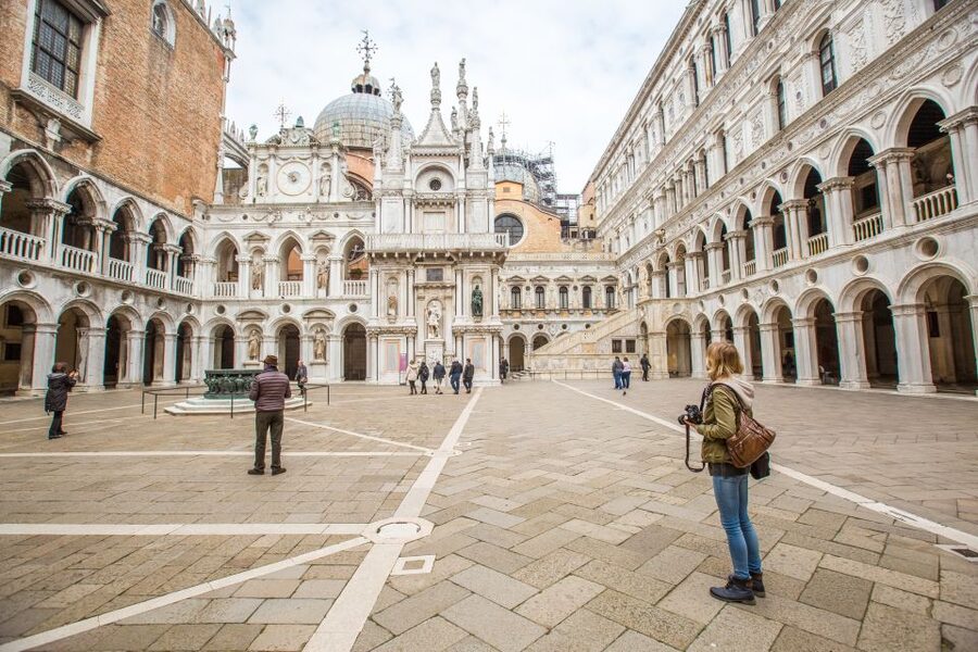Venice: Doge's Palace Skip-the-Line Tour with Prisons - Choosing a language and dealing with the guide system