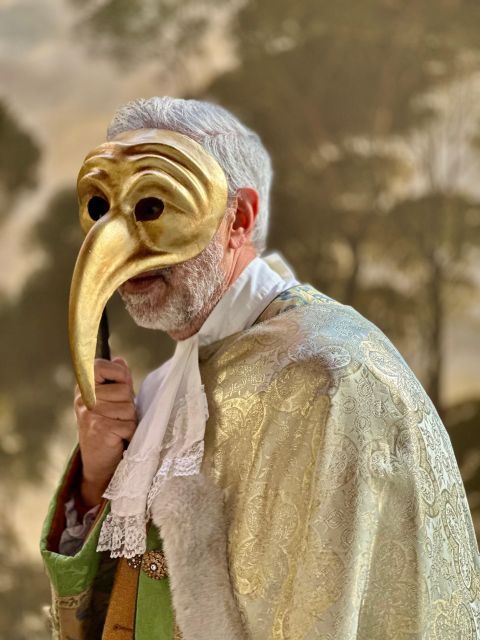 Venice: Dress-Up Experience - Choosing a 17th or 18th-century costume