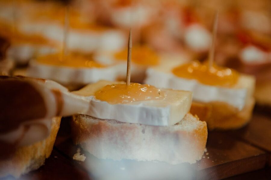 Venice: Eat & Drink Like a Local – Evening Cicchetti Tour - Canal-side fried cicchetti at Osteria Ai Pugni