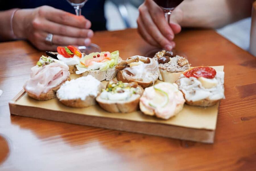 Venice Food Tasting Tour: Bites, Wine, Dinner & Local Guide - Walking Strada Nuova and finding the city between meals