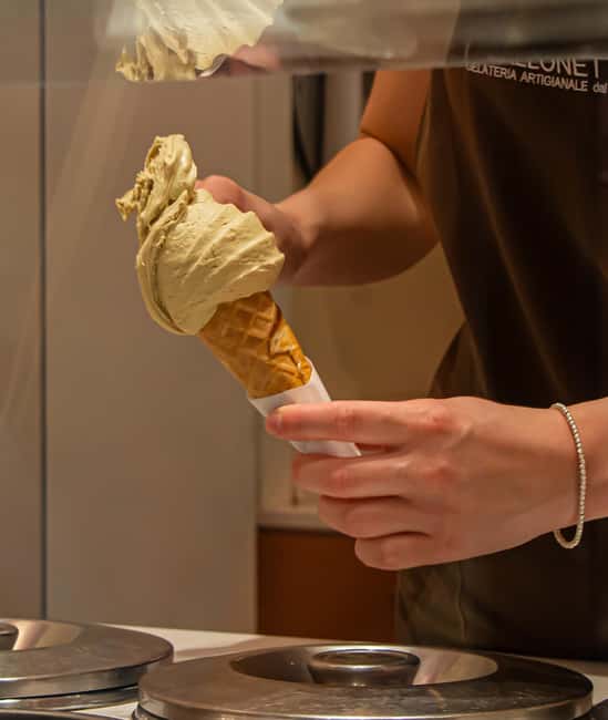 Venice: Food Tasting Tour with Cicchetti and Wine - Walking, group size, and pace