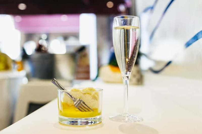 Venice: Food Tasting Tour with Cicchetti Dishes and Wine - Cantina Do Mori and the wine-bar atmosphere