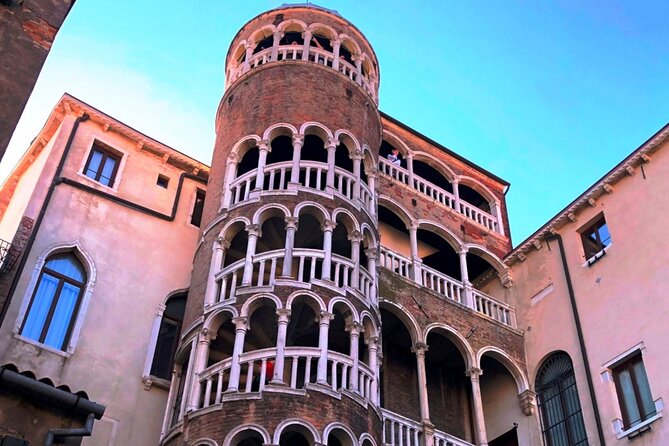 Venice for Kids: Family-Friendly Small-Group Walking Tour - Reaching the Rialto Bridge