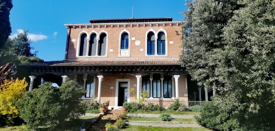 Venice: Giudecca Island Discover Walking Tour - Why Giudecca feels like another Venice