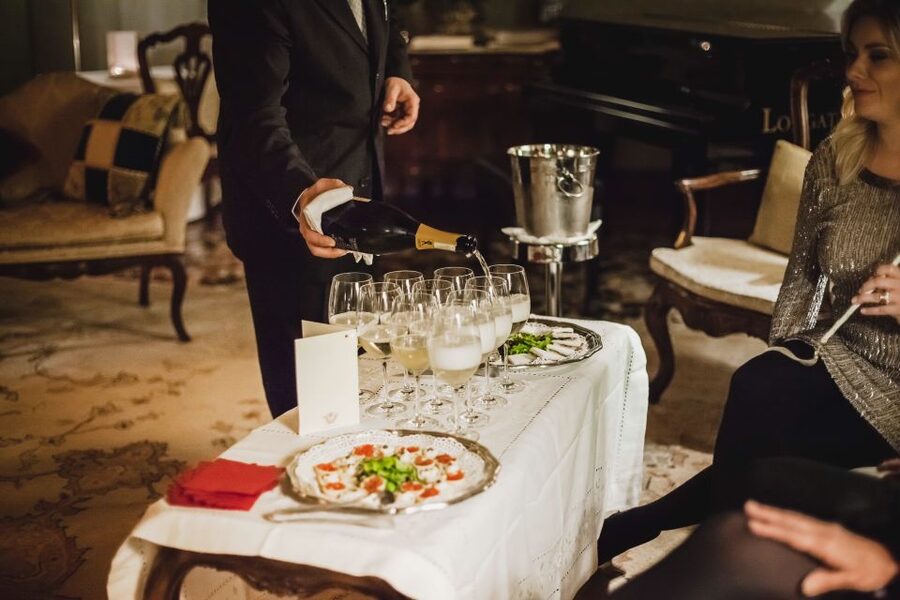 Venice: Gondola Ride and a Gala Dinner in a Venetian Palace - A gondola ride with a proper evening finale