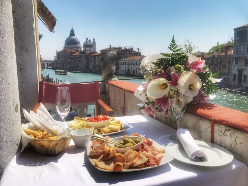 Venice: Gondola Ride and a Gala Dinner in a Venetian Palace - Arriving at the palace hotel