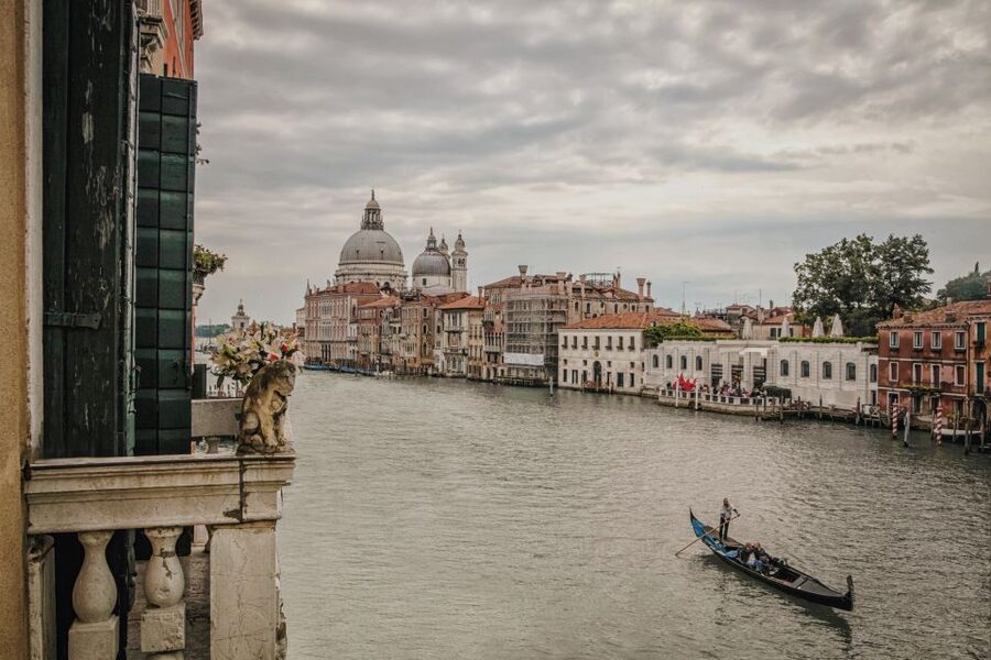Venice: Gondola Ride and a Gala Dinner in a Venetian Palace - Meeting near the Accademia