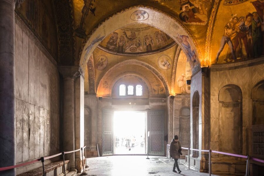 Venice: Gondola Ride & Guided Tour of St. Mark's Basilica - Why this pairing works in Venice