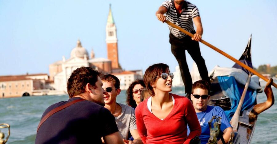 Venice: Gondola Ride with Live Guide or Audio Guide - What the 30-minute gondola ride is really like