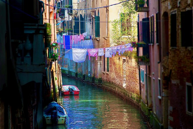 Venice Gondola ride with Skip the Line Doge's Palace tour - Crossing the Bridge of Sighs