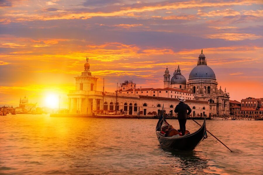 Venice: Gondola Tour under the Bridge of Sighs & Audio Guide - Choosing the right gondola option