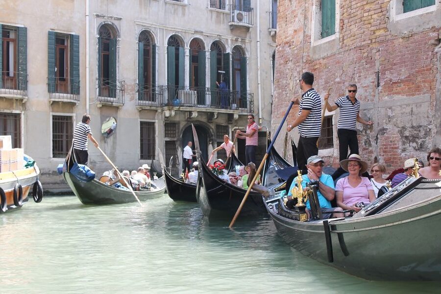Venice: Grand Canal by Gondola with Live Commentary - What the Venice gondola experience really includes