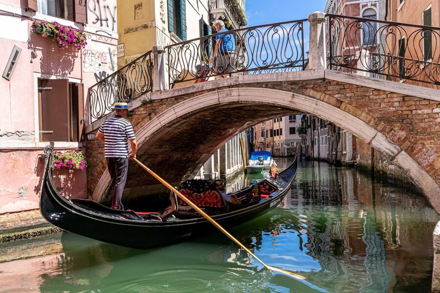 Venice: Grand Canal by Gondola with Live Commentary - Live commentary and the audio-device catch
