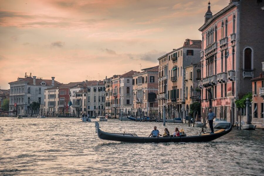Venice: Grand Canal by Gondola with Live Commentary - The Gondola Gallery and virtual Venice