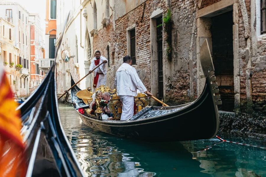 Venice: Grand Canal Gondola Ride with App Commentary - Audio commentary, guides, and the level of personal attention
