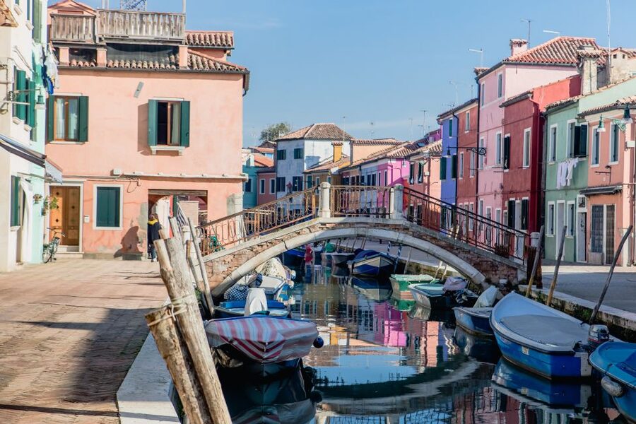 Venice: Grand Canal, Murano and Burano Half-Day Boat Tour - What the guide adds to the experience