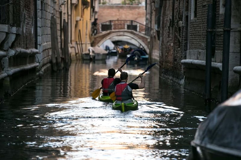Venice: Guided Canal Kayak Tour at Day, Night, or Sunset - The first strokes: what beginners should expect