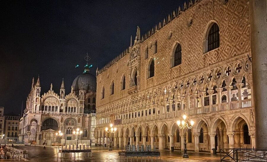 Venice: Guided Night Walking Tour & Saint Mark's Basilica - Seeing the Pala d’Oro up close