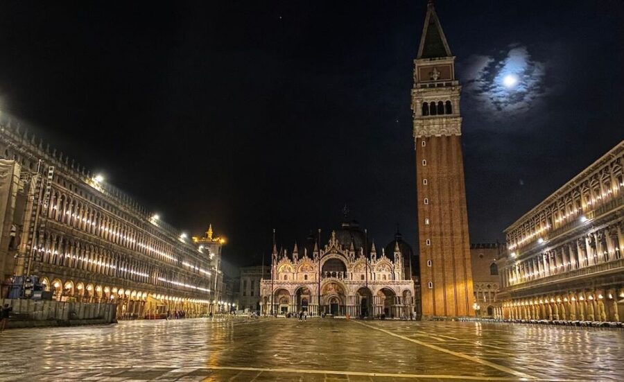 Venice: Guided Night Walking Tour & Saint Mark's Basilica - How the small group affects the visit