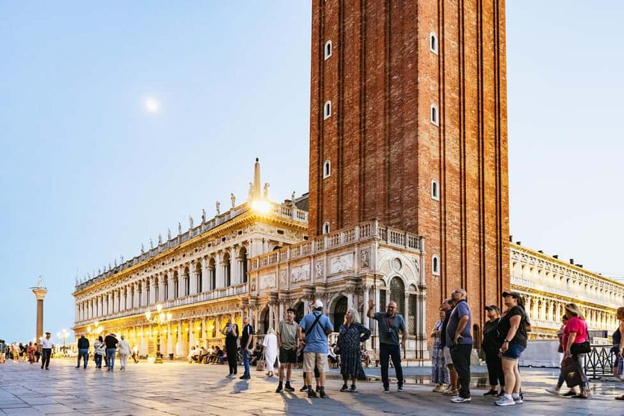 Venice: Highlights and Hidden Gems Night Walking Tour - Famous sights with room to look