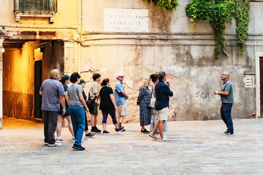 Venice: Highlights and Hidden Gems Night Walking Tour - Practical details that affect your choice
