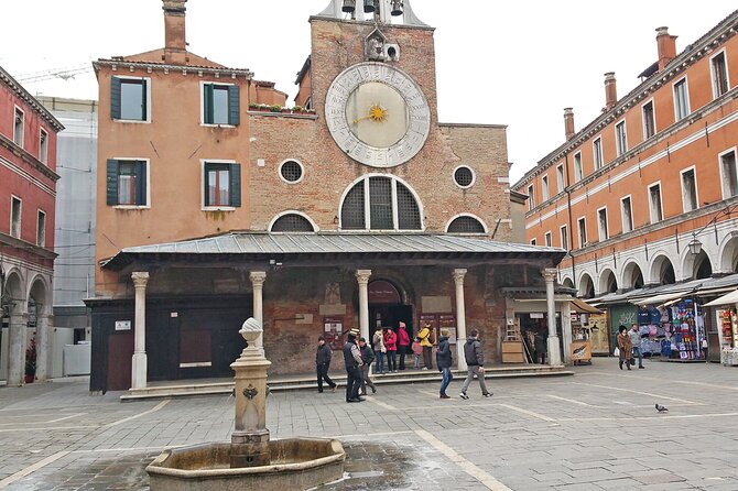 Venice highlights and hidden gems Small Group walking tour - Campiello dei Squelini: finding the guide at the colored wall