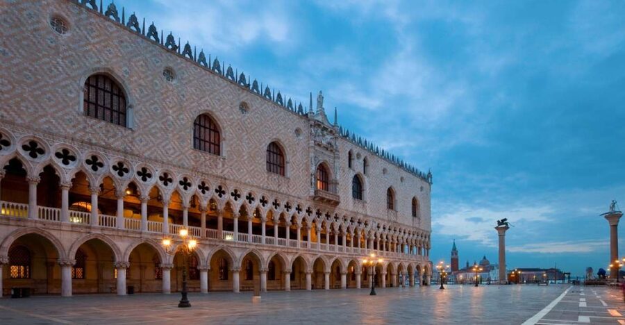 Venice: Highlights with Local Private Walking Tour & Gondola - Key points at a glance
