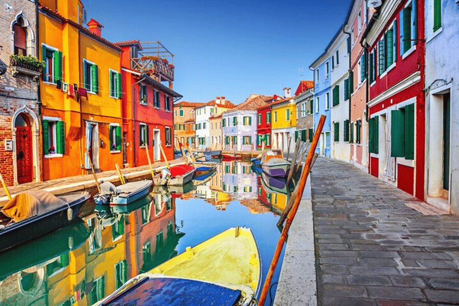 Venice Islands: Murano Glass & Burano Colors Guided Visit - Guide style and group experience