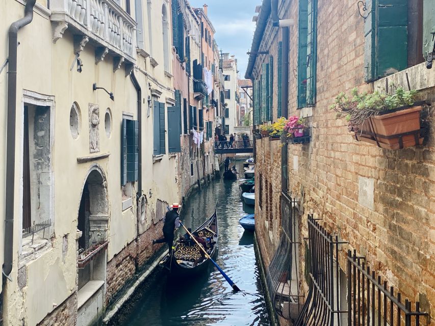Venice: Jewish Ghetto and Cannaregio Food and Wine Tour - Bakery specialties and Venetian sweets