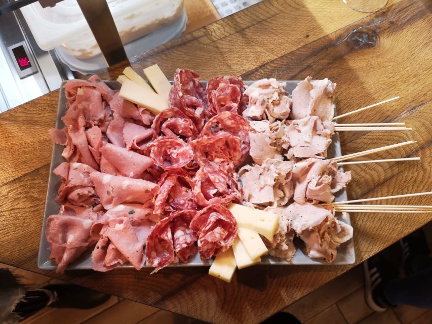 Venice: Jewish Ghetto and Cannaregio Food and Wine Tour - Crossing Rialto and seeing another side of Venice