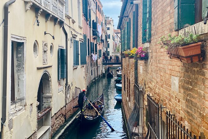 Venice: Jewish Ghetto & Cannaregio Area Food Tour: Pasta Wine Gelato and More! - Timing, meeting point, and group size