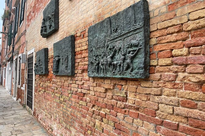 Venice: Jewish Ghetto Walking Tour with Synagogues Visit - The bas-reliefs and the story of confinement