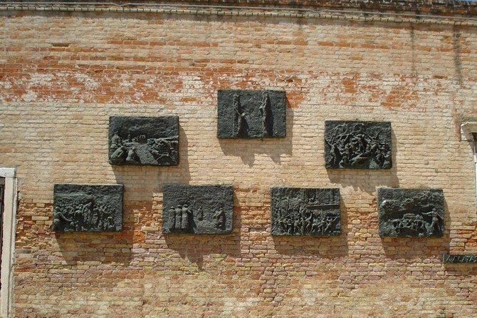 Venice: Jewish Ghetto Walking Tour with Synagogues Visit - The Deportation Memorial and a difficult chapter