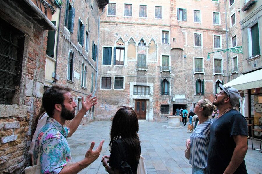 Venice: Local Secrets of Venice Tapas & Wine Walking Tour - What the guide adds to the food