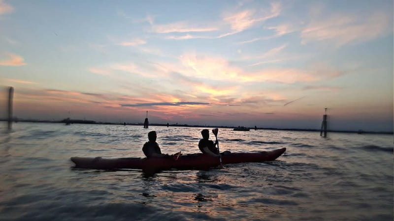 Venice: Night + Sunset Kayak Tour Kayak in the Canals - Paddling through Cannaregio